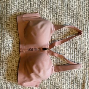 34 C Victoria’s Secret knockout sports bra